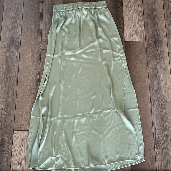 HM green satin dress size small, NEW and never worn - Picture 4 of 6